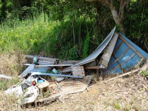 壊れた物置の片付け