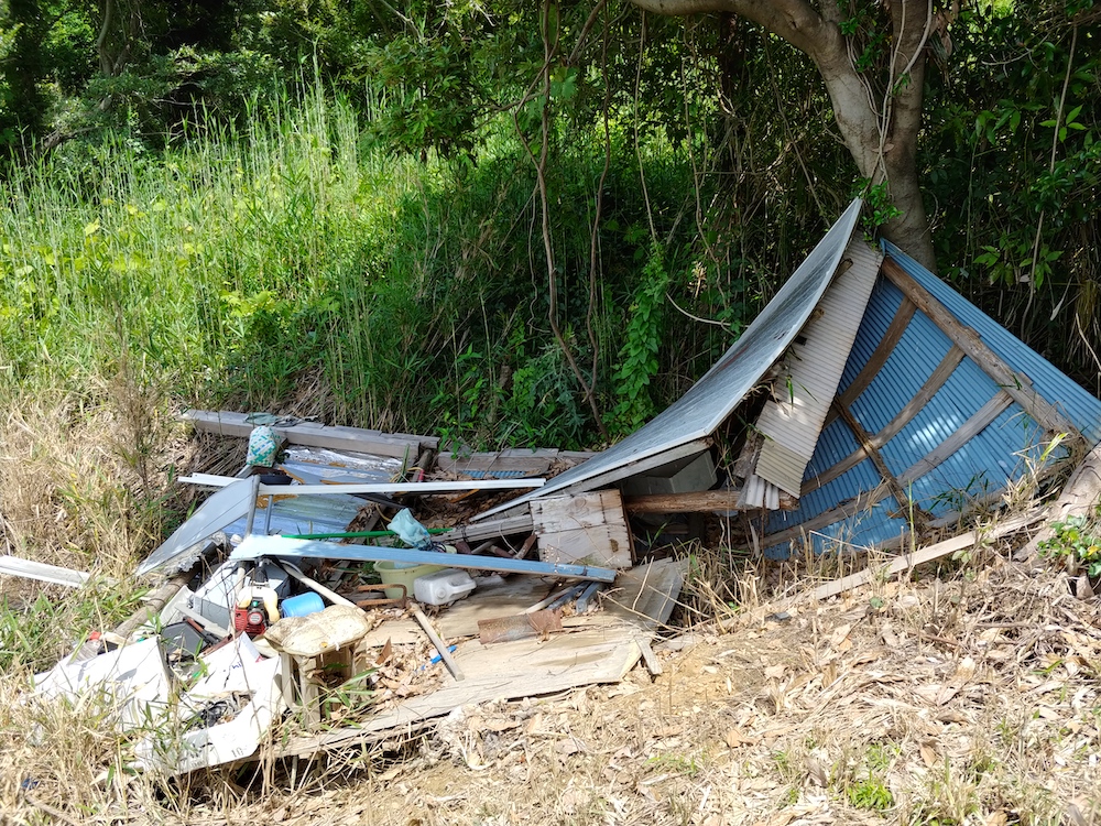 壊れた物置の片付け