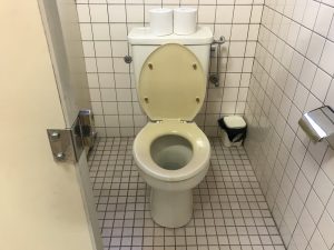 法人様オフィスのトイレリフォームのご依頼に行ってまいりました。（施工前）