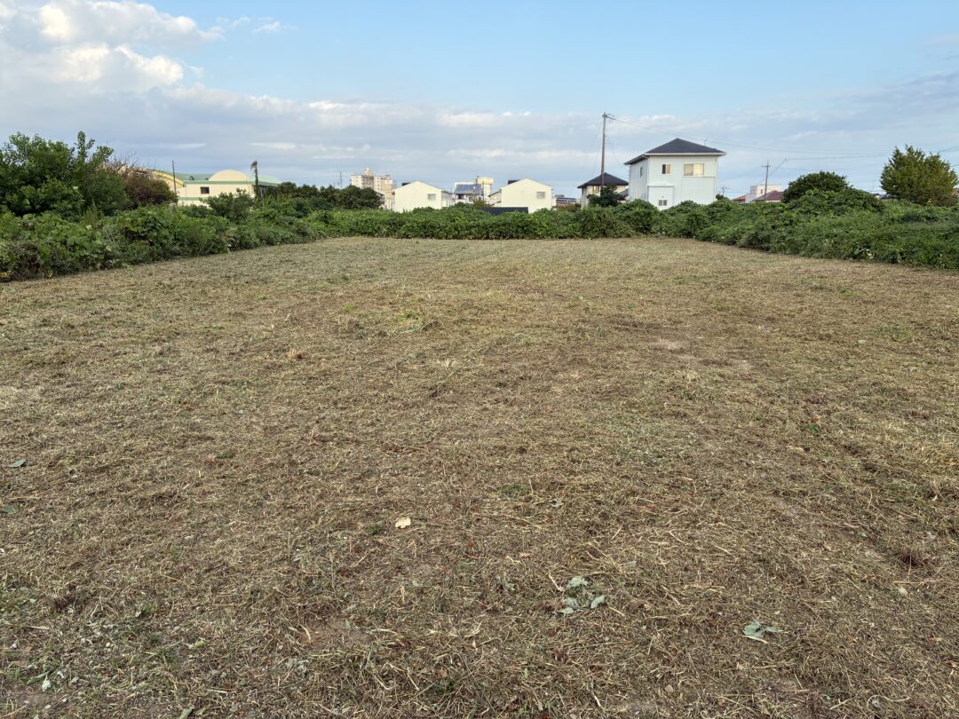 浜松市中央区にある空き地の草取りをしました!